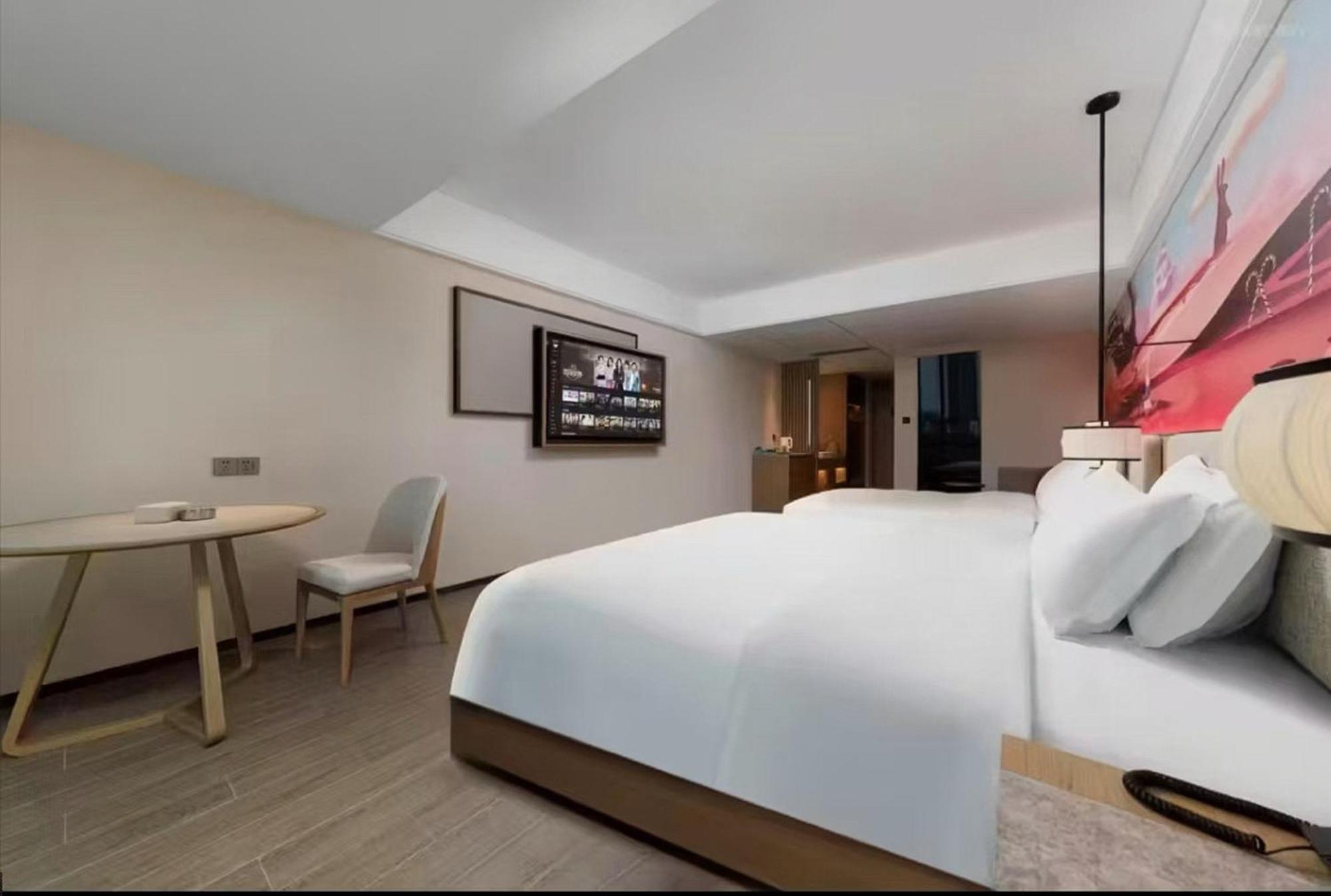 Mehood Lestie International Hotel Nancun Wanbo Metro Station Branch - Free Shuttle Bus To Canton Fair Complex During Canton Fair Period & Free Breakfast & Free Afternoon Tea & Free Midnight Snack & Free Vpn Internet Access Bagian luar foto
