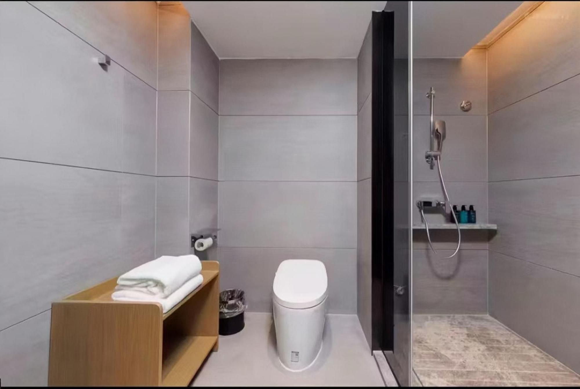 Mehood Lestie International Hotel Nancun Wanbo Metro Station Branch - Free Shuttle Bus To Canton Fair Complex During Canton Fair Period & Free Breakfast & Free Afternoon Tea & Free Midnight Snack & Free Vpn Internet Access Bagian luar foto