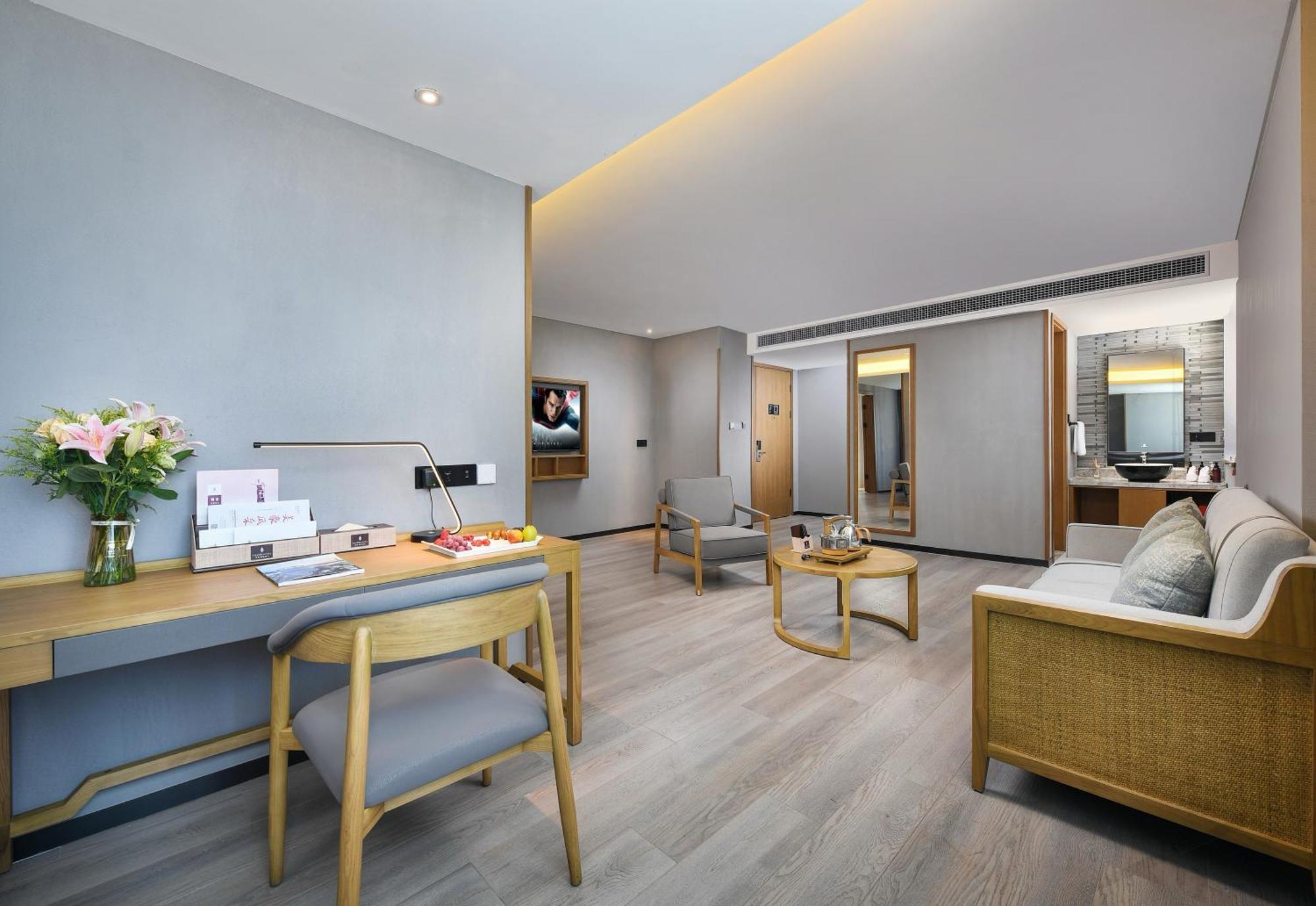 Mehood Lestie International Hotel Nancun Wanbo Metro Station Branch - Free Shuttle Bus To Canton Fair Complex During Canton Fair Period & Free Breakfast & Free Afternoon Tea & Free Midnight Snack & Free Vpn Internet Access Bagian luar foto