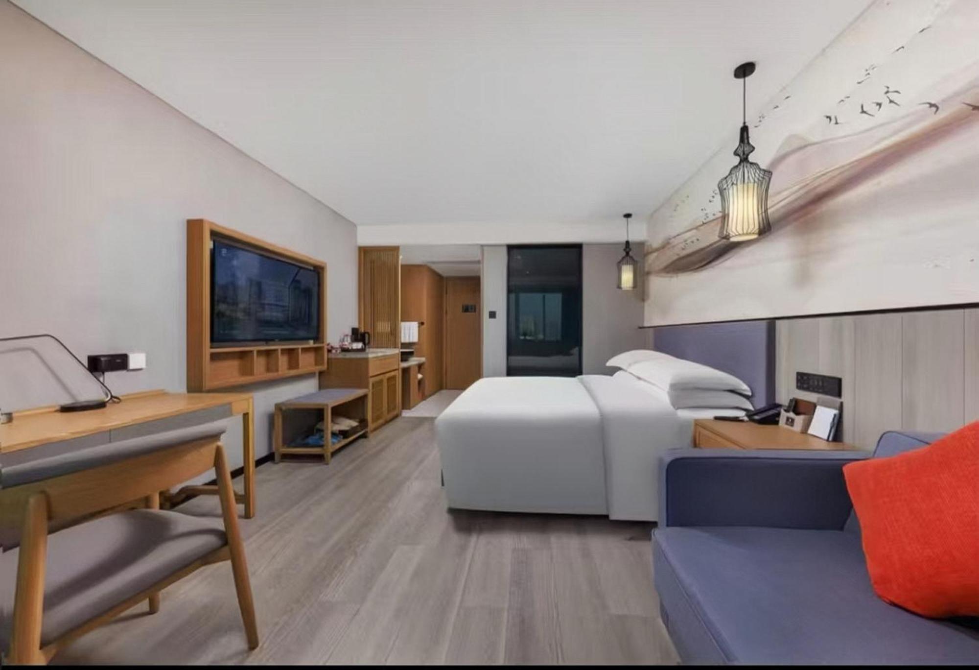 Mehood Lestie International Hotel Nancun Wanbo Metro Station Branch - Free Shuttle Bus To Canton Fair Complex During Canton Fair Period & Free Breakfast & Free Afternoon Tea & Free Midnight Snack & Free Vpn Internet Access Bagian luar foto