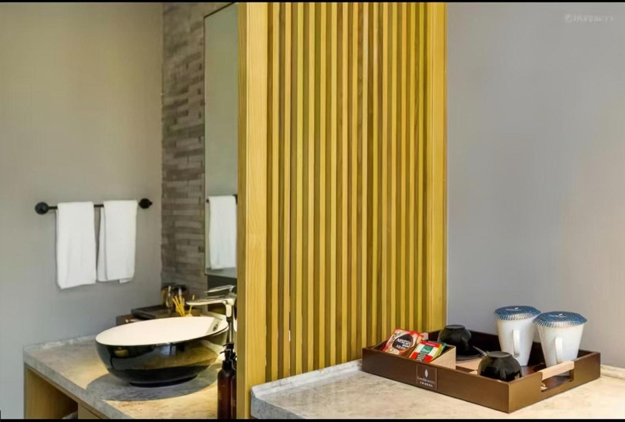 Mehood Lestie International Hotel Nancun Wanbo Metro Station Branch - Free Shuttle Bus To Canton Fair Complex During Canton Fair Period & Free Breakfast & Free Afternoon Tea & Free Midnight Snack & Free Vpn Internet Access Bagian luar foto
