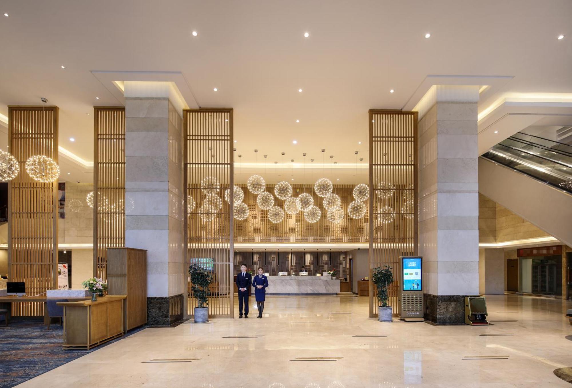 Mehood Lestie International Hotel Nancun Wanbo Metro Station Branch - Free Shuttle Bus To Canton Fair Complex During Canton Fair Period & Free Breakfast & Free Afternoon Tea & Free Midnight Snack & Free Vpn Internet Access Bagian luar foto